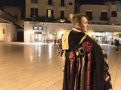 ...e da essa pendono delle vistose coccarde: ciascuna � dedicata alla loro mamma, sorella, fidanzata o qualsiasi donna importante della loro vita